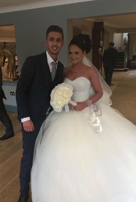 Michael  Barnard v&agrave; vợ trong ng&agrave;y cưới. Ảnh: The Sun.