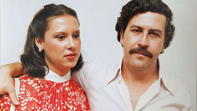 Henao (trái) và chồng là trùm ma túy Pablo Escobar.