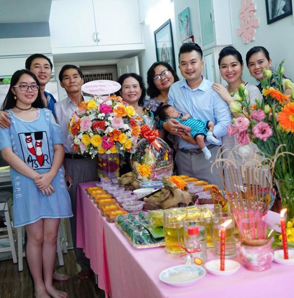 Đại gia đình của Lê Khánh - Tuấn Khải trong buổi tiệc.