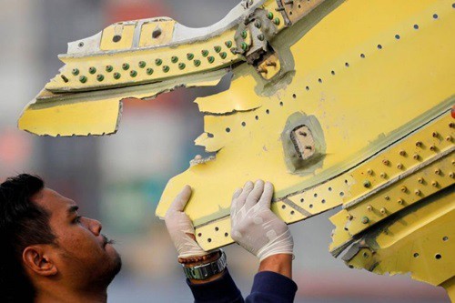 
Mảnh vỡ của chiếc máy bay hãng Lion Air đang được các cơ quan chức năng điều tra.
