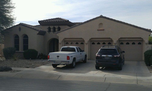 Ng&ocirc;i nh&agrave; nơi cậu b&eacute; sống c&ugrave;ng &ocirc;ng b&agrave; ở bang Arizona, Mỹ. Ảnh: Az Family.