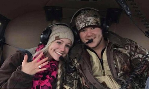 Will Byler và Bailee Ackerman chụp ảnh trong một chiếc trực thăng sau khi Byler cầu hôn. Ảnh: Facebook.