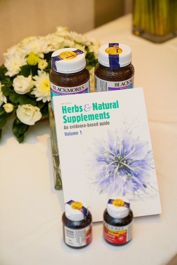 Ấn phẩm Herbs & Natural Supplements – An Evidence-based guide (tạm dịch: Thảo dược & Thực phẩm bổ sung có nguồn gốc từ thiên nhiên – Hướng dẫn sử dụng dựa trên bằng chứng khoa học) được biên soạn dựa trên nghiên cứu của Học Viện Blackmores