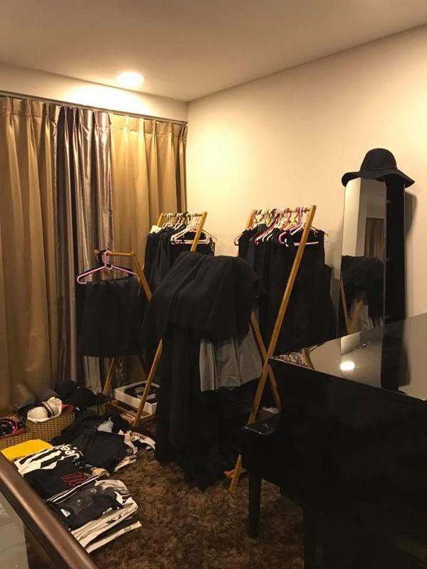 Nhìn vào phòng thay đồ có thể thấy nữ doanh nhân chuộng trang phục màu đen.