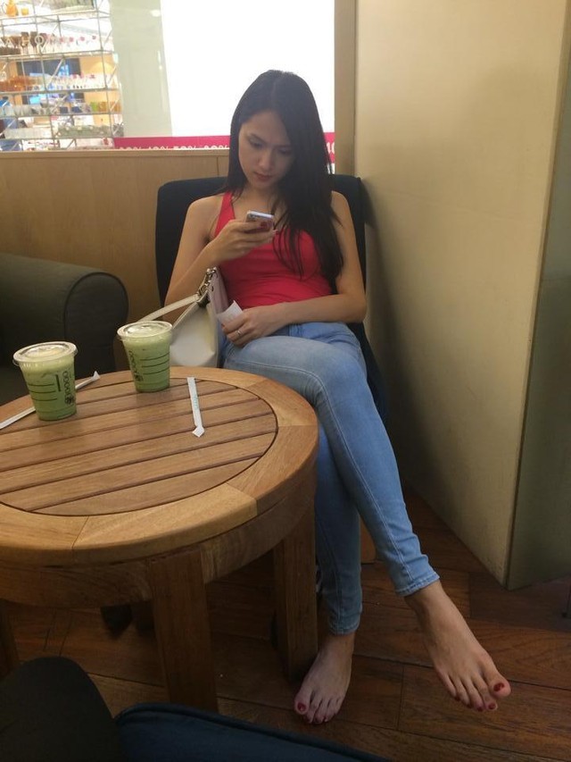 Bàn chân to và các ngón chân dài, gân guốc vẫn còn “sót lại” của cô từ khi còn là một nam nhi.