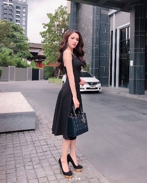 Cô nàng thường giấu nhẹm khuyết điểm này trong những đôi giày cao gót điệu đà.