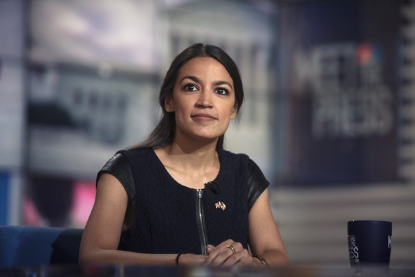 
Alexandria Ocasio-Cortez, 29 tuổi ngày 26/6 đã giành chiến thắng trước đối thủ là một nghị sĩ thâm niên, danh tiếng trong cuộc bầu cử sơ bộ của đảng Dân chủ Mỹ.
