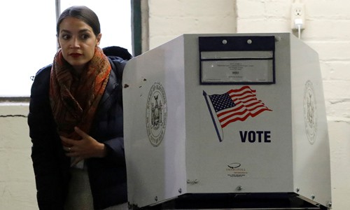Alexandria Ocasio-Cortez, ứng viên nghị sĩ của đảng Dân chủ, bỏ phiếu tại một điểm bầu cử ở thành phố New York. Ảnh: Reuters.