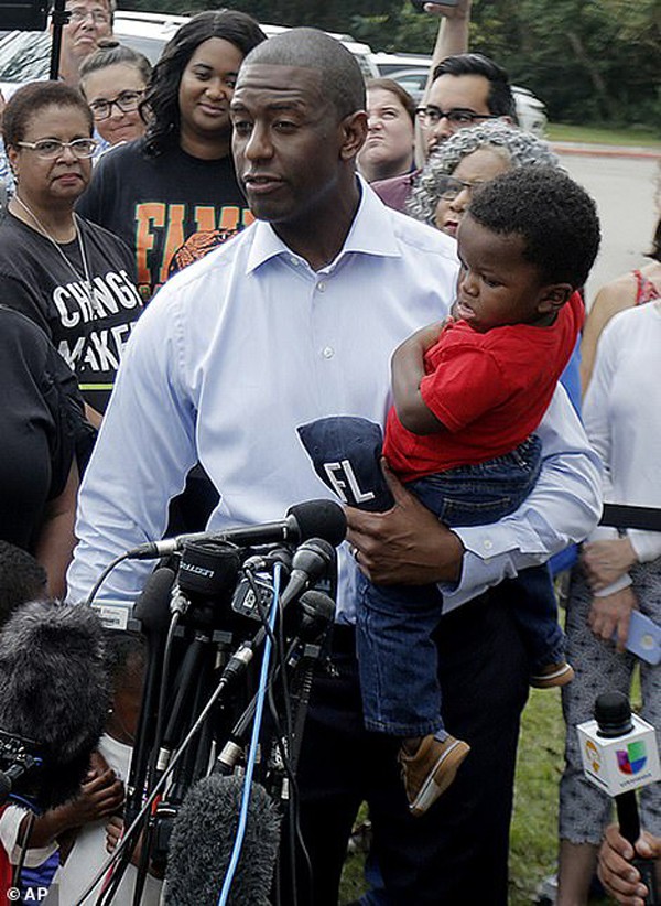 
Thị trưởng Tallahassee Andrew Gillum và con trai.
