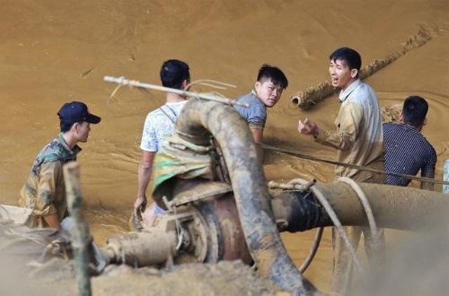 Công nhân bơm hút nước, bùn tìm kiếm hai phu vàng mắc kẹt.