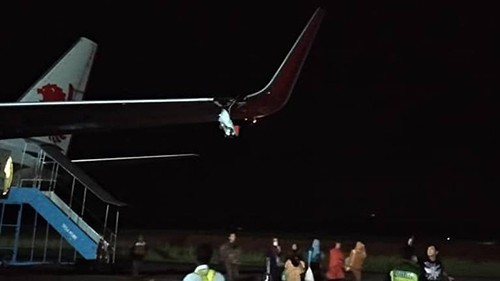 C&aacute;nh tr&aacute;i m&aacute;y bay mang số hiệu JT633 của h&atilde;ng h&agrave;ng kh&ocirc;ng Indonesia Lion Air bị vỡ sau khi đ&acirc;m v&agrave;o cột ở s&acirc;n bay Fatmawati. Ảnh: CNA.