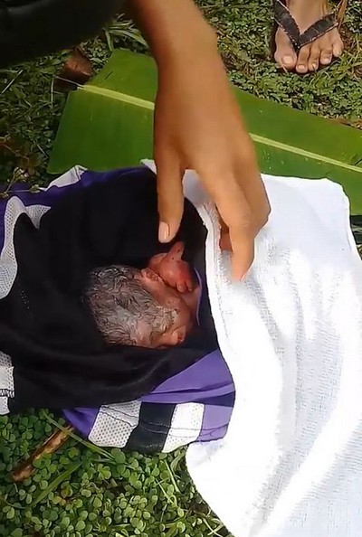 Một trong hai b&eacute; g&aacute;i c&ograve;n sống v&agrave; kh&oacute;c lớn khi được người d&acirc;n địa phương t&igrave;m thấy. Ảnh: Viral Press. 