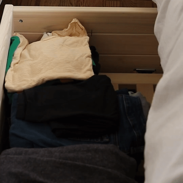 
Sử dụng khung giường có bộ lưu trữ bên dưới cũng là gợi ý không hề tồi chút nào. Bạn có thể thoải mái gấp những bộ quần áo nhỏ xinh mà chẳng lo tủ đầy chật chội vì giờ đây đã có kho lưu trữ mới.
