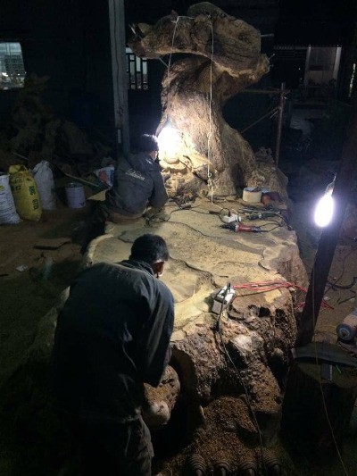 
4 người phải l&agrave;m việc 16 tiếng mỗi ng&agrave;y trong 8 th&aacute;ng mới xong chiếc b&agrave;n gần 5 tấn, với tạo h&igrave;nh cụ r&ugrave;a v&agrave; c&acirc;y t&ugrave;ng cổ thụ. Ri&ecirc;ng 2 chiếc ghế đơn, c&aacute;c nghệ nh&acirc;n đ&atilde; phải chế t&aacute;c trong 3 th&aacute;ng li&ecirc;n tục. Ảnh: NVCC.
