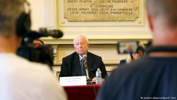 &Ocirc;ng Jean-Claude Gaudin, thị trưởng th&agrave;nh phố Marseille, từ chối nhận tr&aacute;ch nhiệm trong vụ c&aacute;c t&ograve;a nh&agrave; đổ sập - Ảnh: DPA