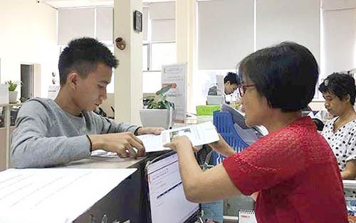 Nam sinh Quang Quốc Việt l&agrave;m thủ tục nhập học tại Đại học B&aacute;ch khoa H&agrave; Nội ng&agrave;y 8/11.