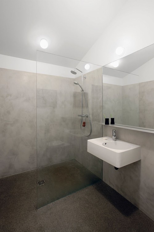 
Trong ph&ograve;ng tắm, kiến tr&uacute;c sư lắp đặt c&aacute;c thiết bị chiếu s&aacute;ng gọn g&agrave;ng, hiện đại v&agrave; c&aacute;c bức tường được bọc xi măng cẩn thận.
