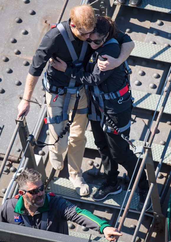 
Hoàng tử Harry ôm người phụ nữ trên cầu cảng Sydney trong chuyến công du kéo dài 16 ngày ở bốn nước châu Đại Dương hồi giữa tháng 10. Ảnh: Daily Mirror.

