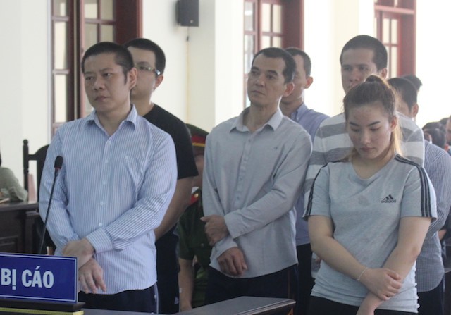 
Chong Ngai Fong (bên trái) có vai trò cầm đầu cùng các đồng phạm tại phiên tòa. Ảnh: Anh Minh.
