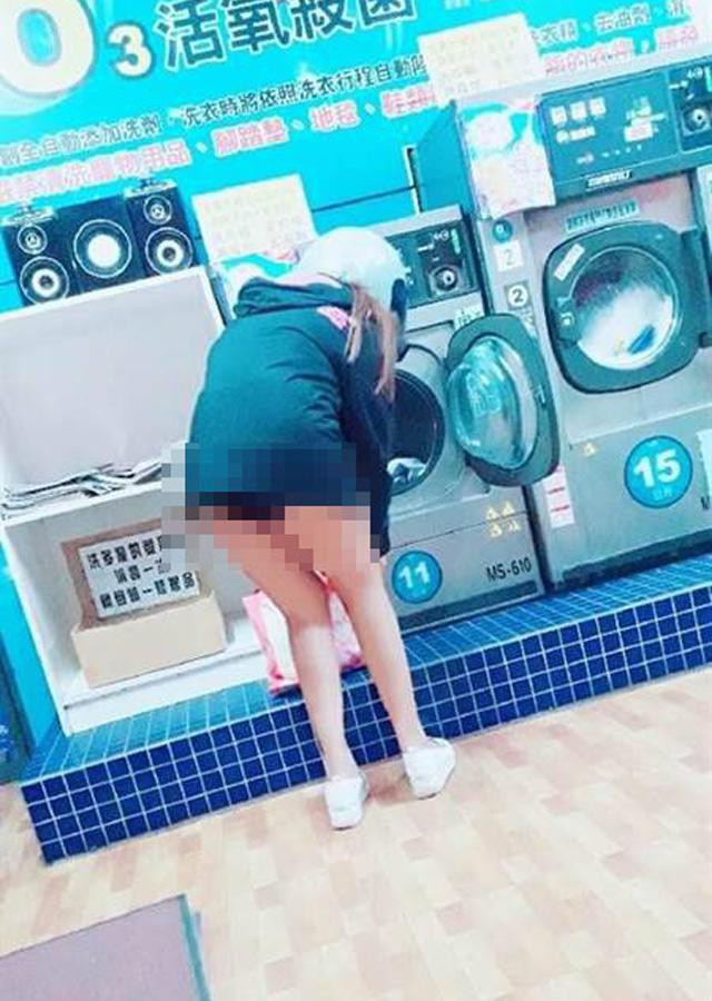 Cô gái hồn nhiên cởi quần ở cửa hàng tự giặt đồ.