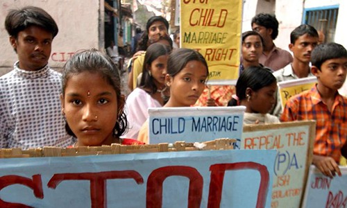 
Chú rể và cô dâu tuổi vị thành niên phản đối hôn nhân trẻ em tại bang Tây Bangal. Ảnh: Independent.
