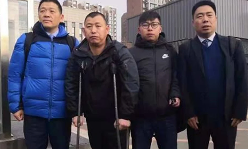 
Jin Zhehong (chống nạng), cạnh con trai (đeo kính) và hai luật sư. Ảnh: SCMP.
