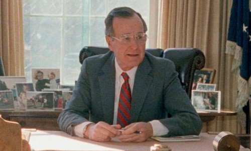 Bush cha tại bàn làm việc ở Nhà Trắng hồi năm 1989. Ảnh: AP.