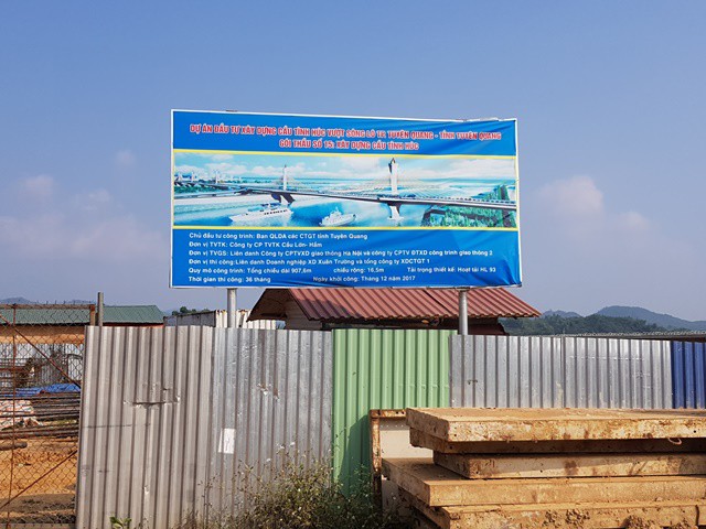 
Dự án xây dựng cầu Tình Húc và 2 tuyến đường dọc 2 bờ sông Lô (Tuyên Quang) cùng được khởi công sáng 1/10/2017.
