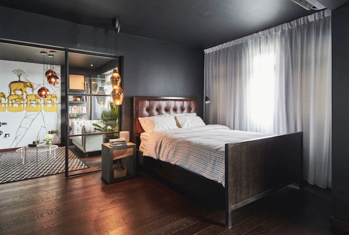 Một ngôi nhà hơn 60 m2 có vẻ hơi nhỏ cho một số gia đình, nhưng đối với Celine Goh và chồng cô, họ lại có suy nghĩ khác khi quyết định biến căn hộ 3 phòng sang không gian sống có thiết kế mở, một phòng ngủ. Ánh sáng là một yếu tố quan trọng của thiết kế nội thất, bởi nó có thể tạo ra bầu không khí và tâm trạng phù hợp, đồng thời tăng tính thẩm mỹ.