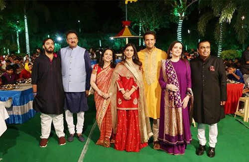Cô dâu Isha và chú rể Piramal (thứ tư và thứ năm từ trái sang) cùng bố mẹ và người thân hai bên tại một buổi tiền đám cưới cuối tuần qua ở thành phố Udaipur. Ảnh: Business Today