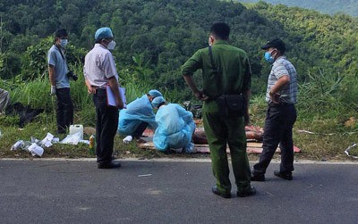 
Công an khám nghiệm tử thi. Ảnh: Minh Lộc.
