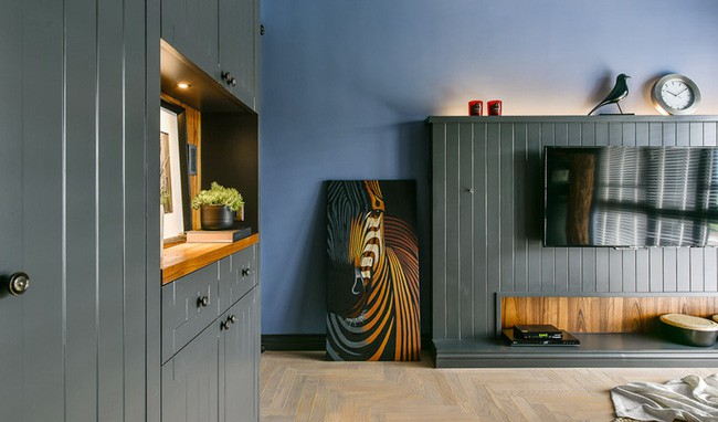 Tủ đựng đồ màu xanh xám được bố trí khéo léo, vừa vặn để mang đến sự tiện lợi và ưa nhìn cho không gian.