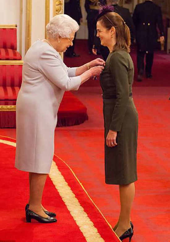 Nữ hoàng trao Huân chương Hoàng gia Victoria cho Samantha năm 2016. Ảnh: PA Images.