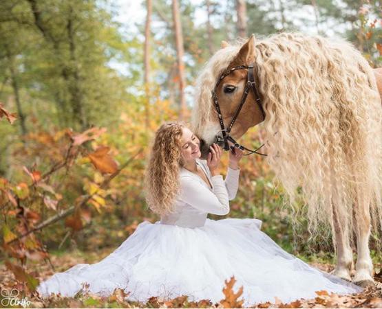 Ngay từ lần đầu gặp gỡ, Naomi đ&atilde; m&ecirc; mẩn trước suối t&oacute;c bồng bềnh của Storm