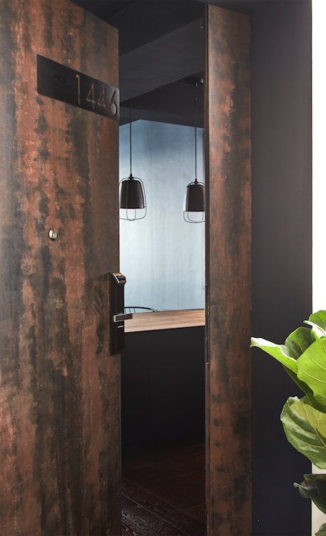 
Cánh cửa chính có màu sắc giống như một tấm kim loại nhiều tuổi, tương phản với những mảng gỗ khác trong phòng.
