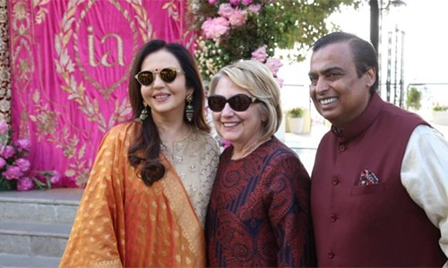 Vợ chồng tỷ phú Ambani đón bà Hillary Clinton hôm 9/12 tại Udaipur. Ảnh: India Today