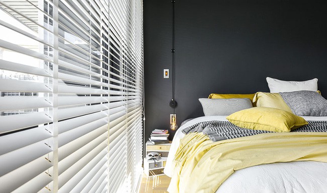 Phòng ngủ cũng có khung cửa sổ rộng mở, đón nắng gió bên ngoài vào phòng, giúp không gian rộng và thoáng hơn.