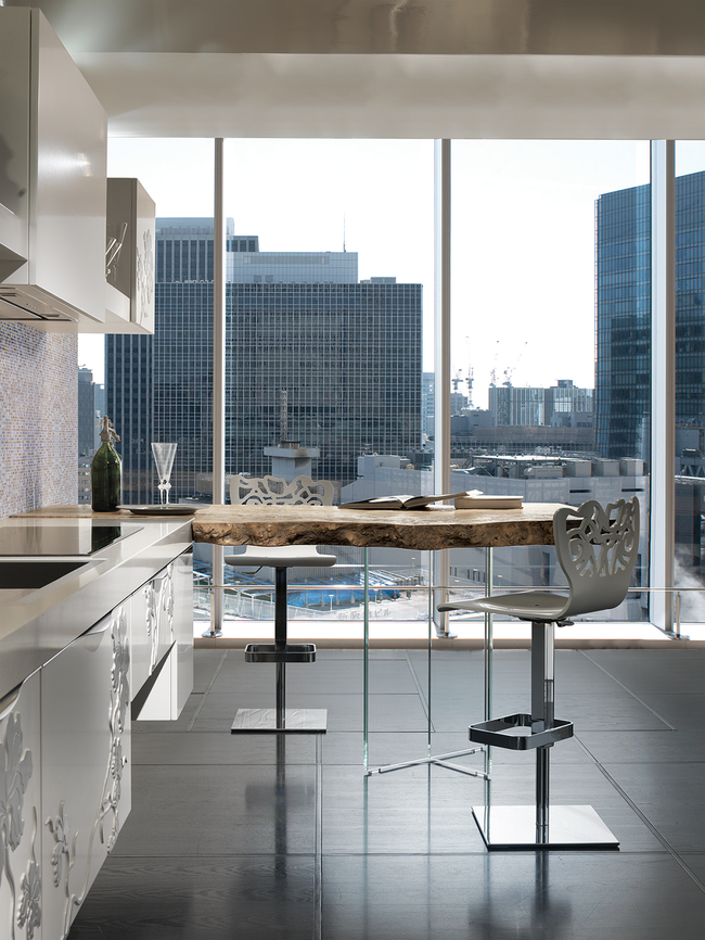 Một cái nhìn từ xa, ta có thể liên tưởng bàn ăn này đến một đồ vật trong bảo tàng lưu trữ để nhìn và nâng niu chứ không phải đồ dùng nhà mình vẫn sử dụng hàng ngày.