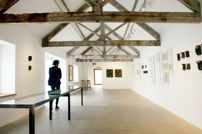 Các khu vực chăn nuôi cũ được cải tạo thành các phòng tranh.