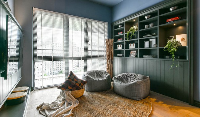 Tiếp đến là khoảng diện tích dành cho khu vực phòng khách. Không quá cầu kỳ trong cách chọn lựa nội thất, ngược lại, chủ nhân của căn hộ muốn tìm được sự thoải mái, tĩnh tại nhất cho khu vực chức năng này.