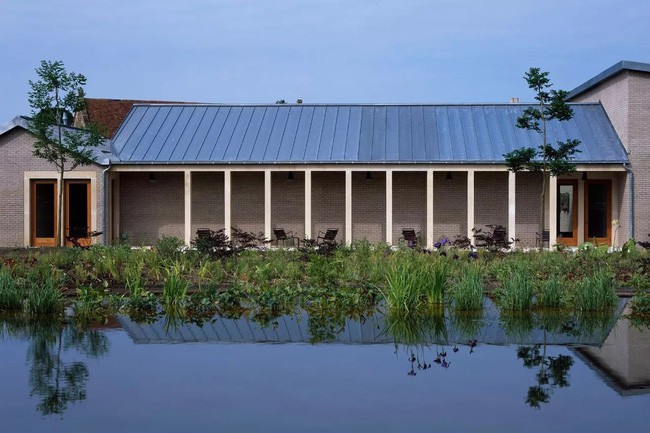 Bên cạnh đó còn có phòng trưng bày những bức tranh vô cùng đẹp mắt.