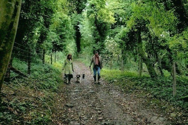 Iwan và Manuela với lối mòn về nhà.