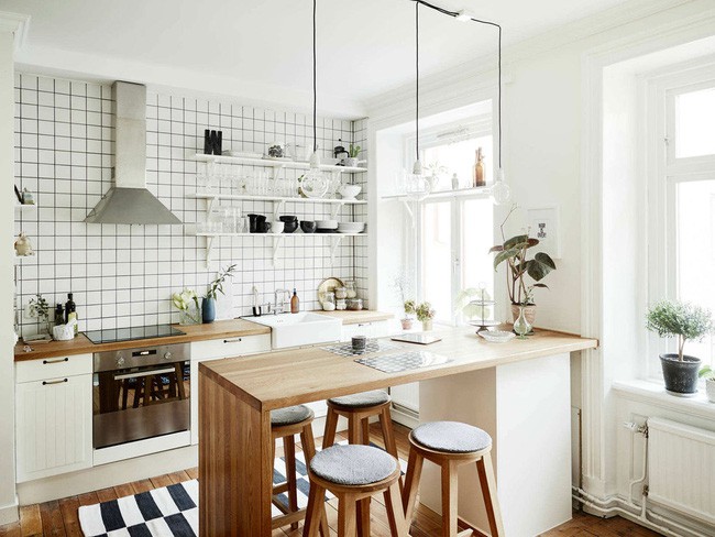 Không phủ nhận được việc tạo hình trang trí lọ hoa đi cùng màu nâu sữa của chiếc bàn đã tạo nên dáng vẻ dễ thương, thoải mái của không gian.