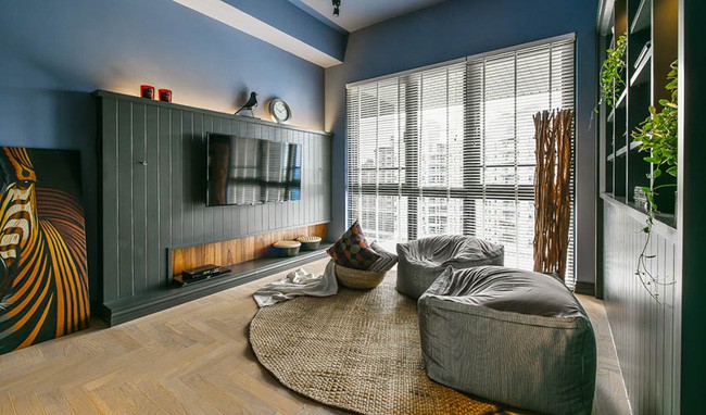 Hệ thống kệ đựng đồ được bố trí hai bên tường, vừa tạo điểm nhấn vừa mang lại sự gọn thoáng cho khu vực này.