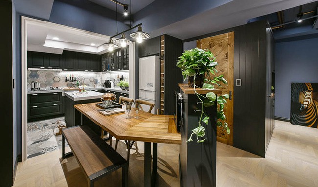 Hệ thống tủ màu xanh xám, gam màu khá đậm nhưng lại được ưu ái cho nội thất chính, giúp không gian thêm sang trọng và cá tính. Ánh sáng từ khung cửa sổ rộng mở giúp cho nội thất màu xanh xám trở nên ấn tượng hơn bao giờ hết.