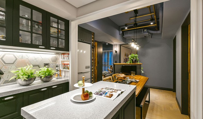 Góc ăn uống, nấu nướng được bố trí ở không gian bên cạnh. Không gian được liên kết giữa nhiều loại vật liệu một cách linh hoạt, mang đến không khí vui vẻ, ấm cúng. Ánh sáng luôn là một phần không thể thiếu tạo nên vẻ đẹp hiện đại, ấm cúng và rộng rãi cho khu vực nấu nướng hàng ngày của gia đình.