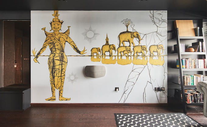 Bức tranh màu màu sắc văn hóa nước Thái, có hình ảnh của một người bảo vệ cổng ở các ngôi chùa Phật giáo và những chú voi là biểu tượng của tính nhân văn, sự tôn trọng, tình yêu.