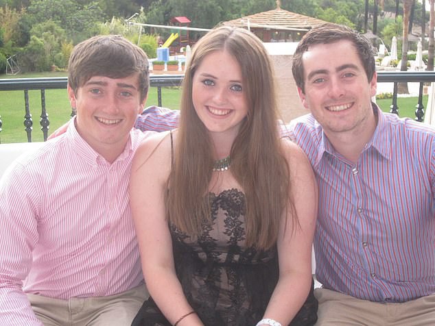 Millane chụp với 2 anh trai, cô tốt nghiệp đại học Lincoln với tấm bằng cử nhân thành Marketing và quảng cáo vào tháng 9 vừa qua