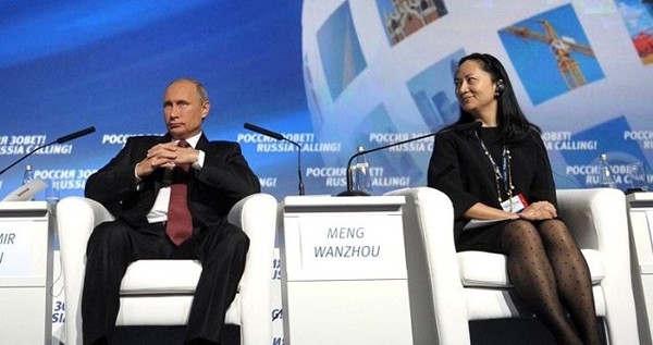 
B&agrave; Mạnh tham gia một cuộc họp cấp cao về vấn đề kinh tế c&ugrave;ng Tổng thống Nga, Putin.
