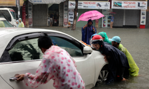 
Hàng loạt ôtô, xe máy bị hư hỏng khi phố biến thành sông ở Đà Nẵng. Ảnh: Nguyễn Đông.
